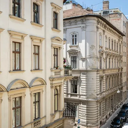 Styled Close To The River Danube. Budapesta