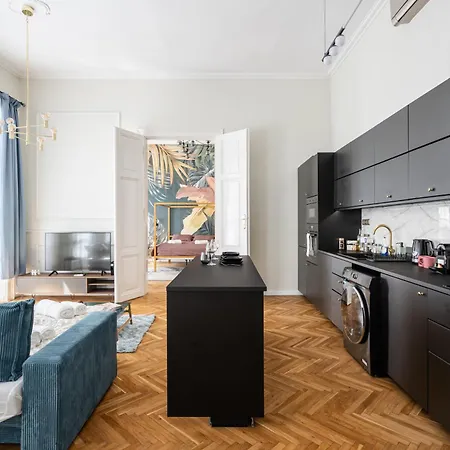 Styled Close To The River Danube. Apartament