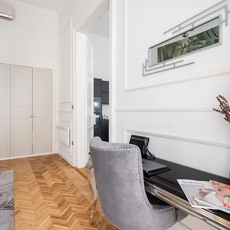Styled Close To The River Danube. * Budapeste
