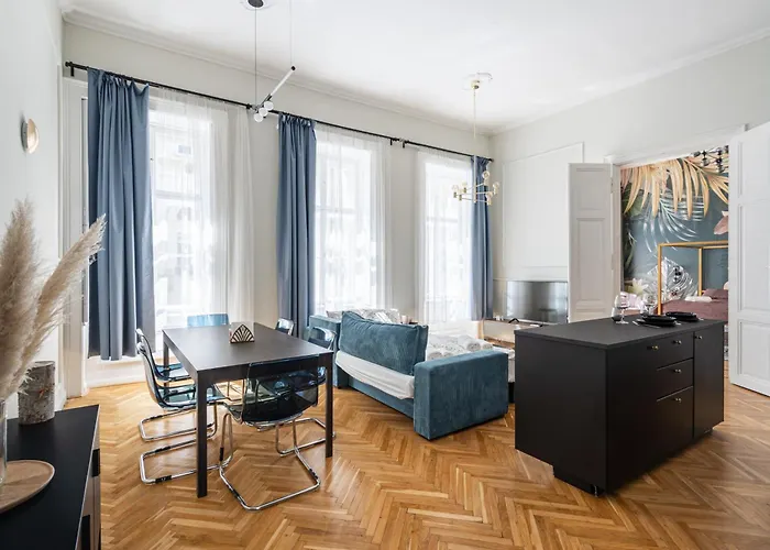 Styled Close To The River Danube. Budapesta