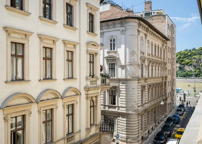 Styled Close To The River Danube. Budapesta